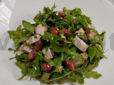 Salotas su rukola, pupelėmis, šonine ir riešutais pagrindine nuotrauka