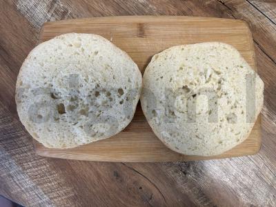 Uzbekų plokštainis su kremu sūriu, servelatu ir raudonuoju svogūnu Žingsnis 1