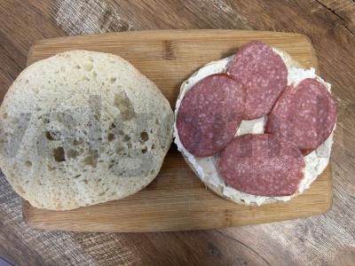 Uzbekų plokštainis su kremu sūriu, servelatu ir raudonuoju svogūnu Žingsnis 3