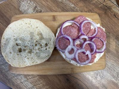 Uzbekų plokštainis su kremu sūriu, servelatu ir raudonuoju svogūnu Žingsnis 4