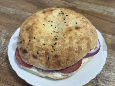 Uzbekų plokštainis su kremu sūriu, servelatu ir raudonuoju svogūnu pagrindine nuotrauka