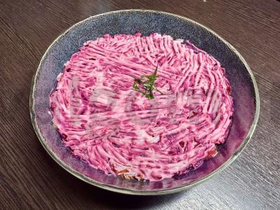 „Nauja“ silkių salotos po kailiu pagrindine nuotrauka