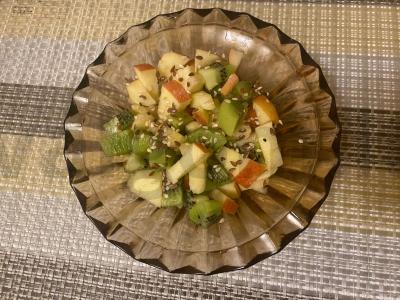 Vaisių salotas „Rūgštelė“ su medaus-imbiro padažu pagrindine nuotrauka