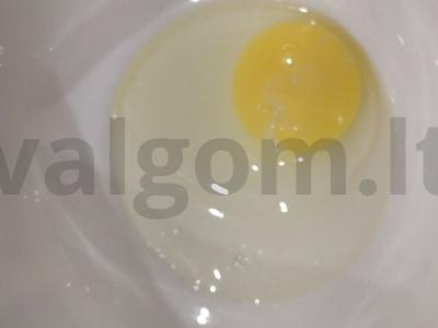 Nuostabus ritinys su kondensuotu pienu ir uogiene Žingsnis 1