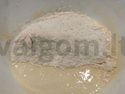 Nuostabus ritinys su kondensuotu pienu ir uogiene Žingsnis 3