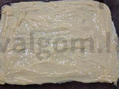 Nuostabus ritinys su kondensuotu pienu ir uogiene Žingsnis 4