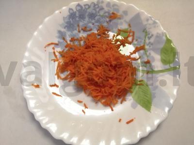 Salotos su jūros kopūstais ir krabų lazdelėmis Žingsnis 1