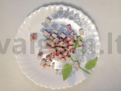 Salotos su jūros kopūstais ir krabų lazdelėmis Žingsnis 2