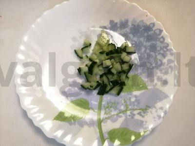 Salotos su jūros kopūstais ir krabų lazdelėmis Žingsnis 3