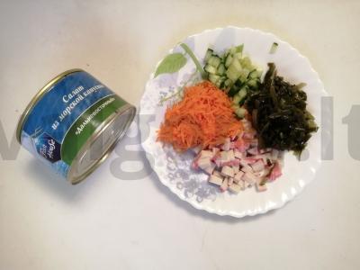 Salotos su jūros kopūstais ir krabų lazdelėmis Žingsnis 4