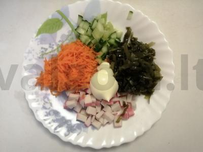 Salotos su jūros kopūstais ir krabų lazdelėmis Žingsnis 5