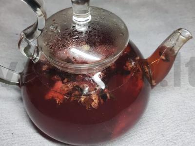 Vyšnių ir aviečių arbata pagrindine nuotrauka