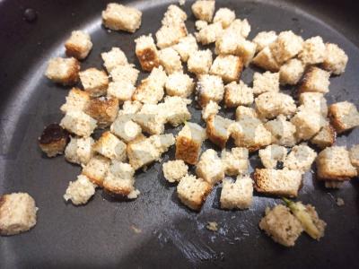 Saulėgrąžų aliejuje kepti skrebučiai su krienais ir česnaku Žingsnis 3