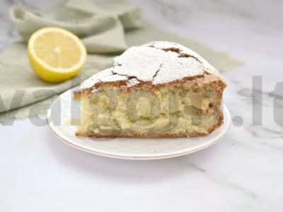 Šarlotė su bananas orkaitėje pagrindine nuotrauka