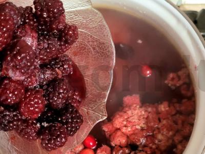 Naudingas kompotas su avietėmis, gervuogėmis ir agrastais Žingsnis 1