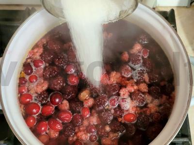 Naudingas kompotas su avietėmis, gervuogėmis ir agrastais Žingsnis 2