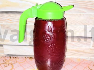 Naudingas kompotas su avietėmis, gervuogėmis ir agrastais pagrindine nuotrauka