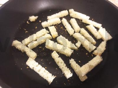 Kvinoja su kepta balta duona ir kiaušiniu Žingsnis 2