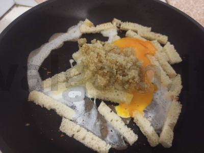 Kvinoja su kepta balta duona ir kiaušiniu Žingsnis 3