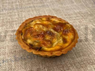 Tartaletė su svogūnais, grybais ir sūriu pagrindine nuotrauka