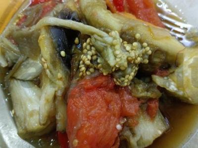 Daržovės ant grotelių su prieskoniais pagrindine nuotrauka