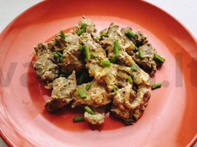 Švelni vištienos kepenėlė keptuvėje pagrindine nuotrauka