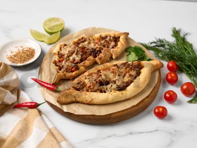 Pide su faršu ir sūriu pagrindine nuotrauka