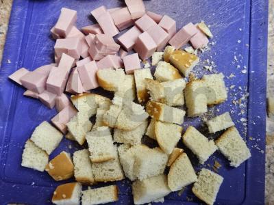 Omletas su doktorine dešra ir korėjietiška morkų salota Žingsnis 1