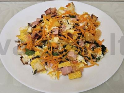 Omletas su doktorine dešra ir korėjietiška morkų salota pagrindine nuotrauka