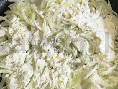 Vištienos kepenėlės grietinėje su svogūnais Žingsnis 3