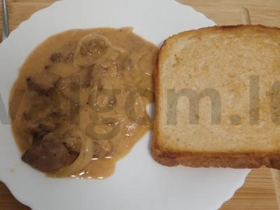 Vištienos kepenėlės grietinėje su svogūnais pagrindine nuotrauka