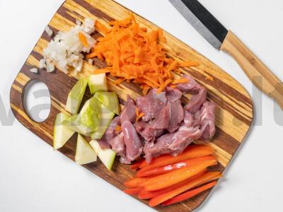 Troškinta kalakutiena su daržovėmis Žingsnis 1