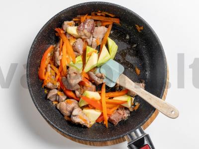 Troškinta kalakutiena su daržovėmis Žingsnis 3