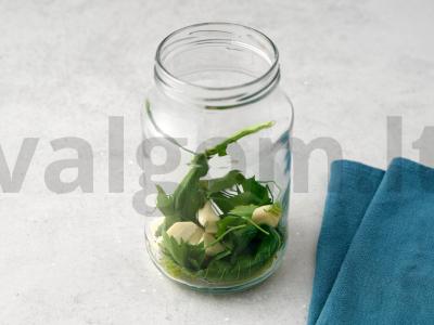 Agurkai pomidorų marinate žiemai Žingsnis 1