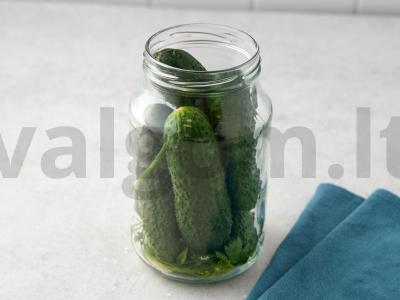 Agurkai pomidorų marinate žiemai Žingsnis 2