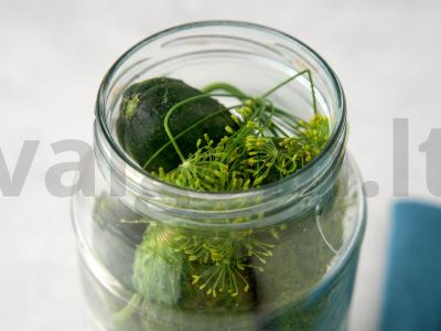 Agurkai pomidorų marinate žiemai Žingsnis 3