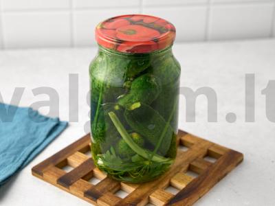 Agurkai pomidorų marinate žiemai Žingsnis 5