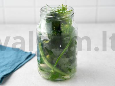 Agurkai pomidorų marinate žiemai Žingsnis 6