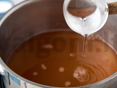 Agurkai pomidorų marinate žiemai Žingsnis 8