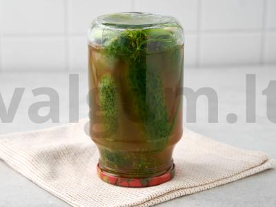 Agurkai pomidorų marinate žiemai Žingsnis 10