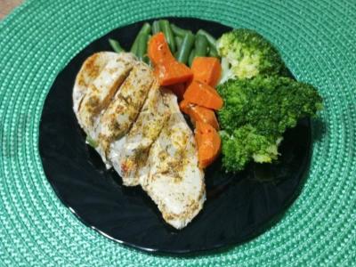 Vištienos krūtinėlė su garuose troškintomis daržovėmis pagrindine nuotrauka