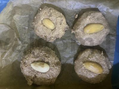 Šokoladiniai sausainiai su migdolais iš 3 ingredientų Žingsnis 4