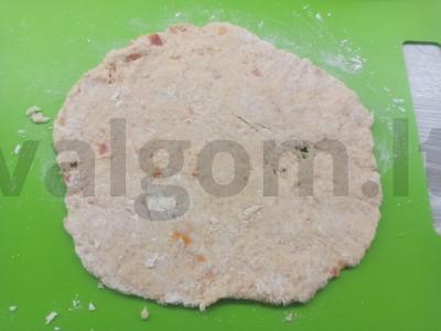 Kepti tešlos pagaliukai su aštriu pomidorų padažu Žingsnis 3