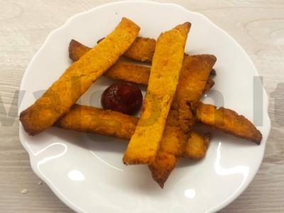 Kepti tešlos pagaliukai su aštriu pomidorų padažu pagrindine nuotrauka