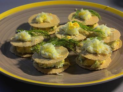 Krekeriai su sūrio ir kiaušinio įdaru pagrindine nuotrauka