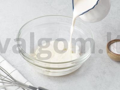 Pyragėliai su pienu ir vyšniomis Žingsnis 1