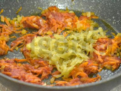 Šči su mėsos sultiniu ir marinuotais agurkais Žingsnis 5