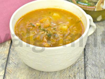 Šči su mėsos sultiniu ir marinuotais agurkais pagrindine nuotrauka