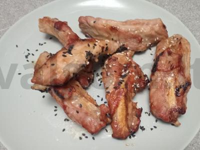 Kepti aštrūs kiaulienos šonkauliai pagrindine nuotrauka