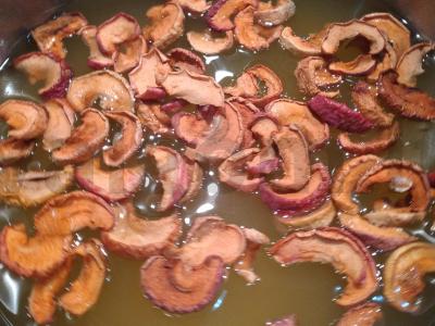 Kvapnus apelsinų kompotas su džiovintais obuoliais Žingsnis 2